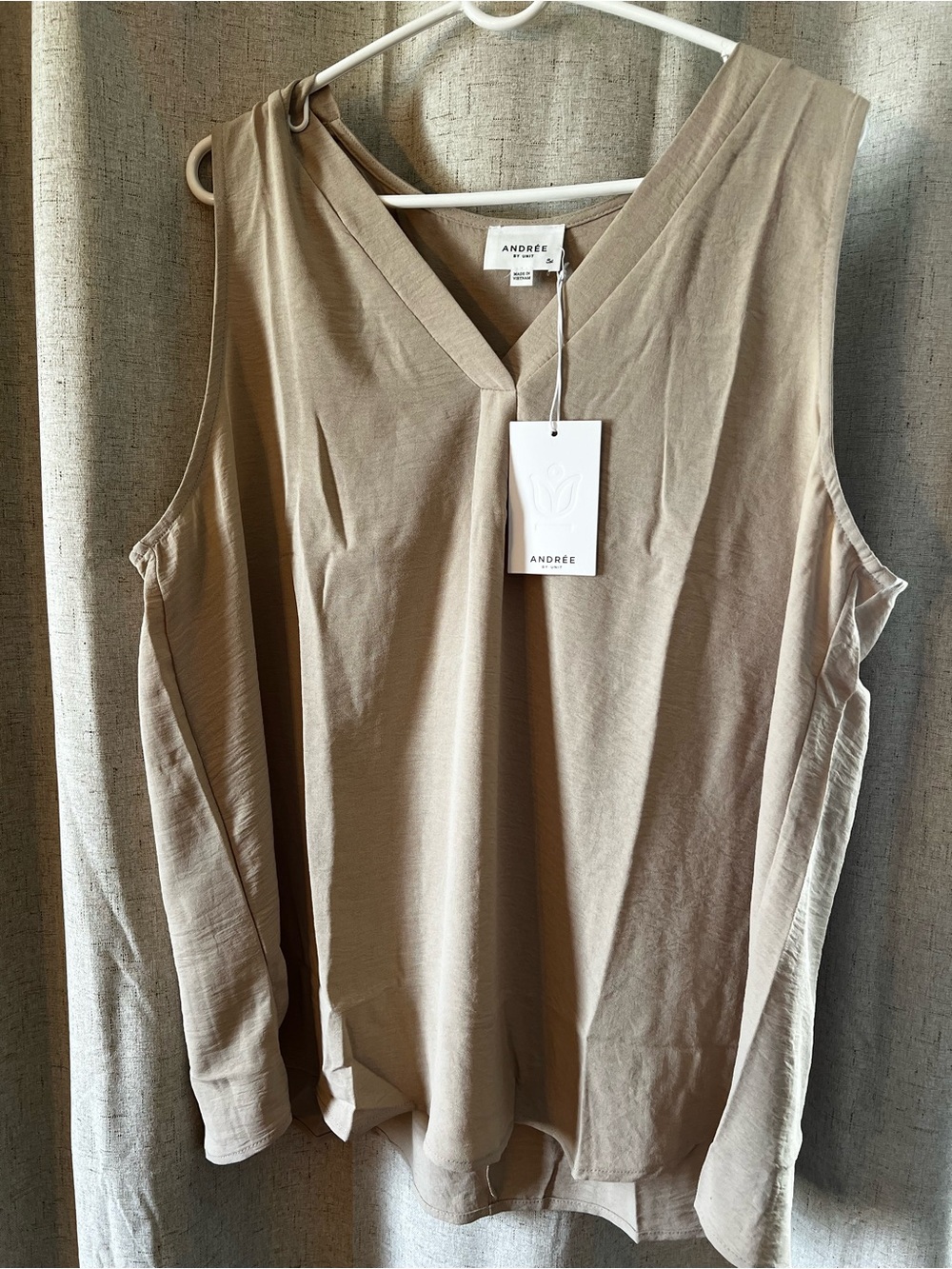 ANDREE BY UNIT Neutral Taupe V-Neck Sleeveless Tank